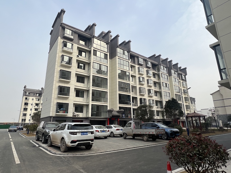 团洲新村小区楼房外景。 杨迅摄
